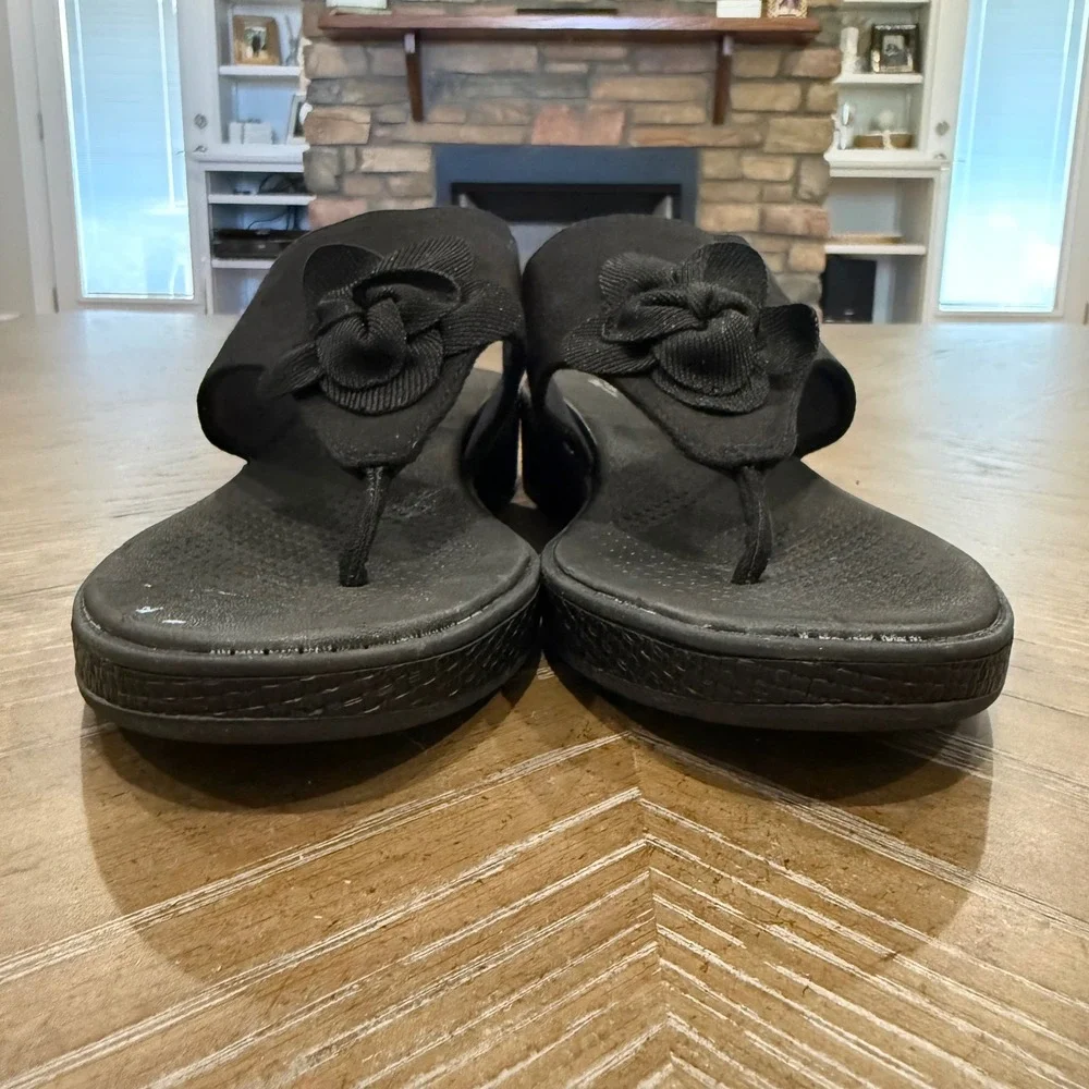 LifeStride Bloom Washable Black Flower Thong Wedge Sandals NWOB 8M